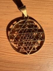 SRİ YANTRA SEMBOLÜ PİRİNÇ KOLYE