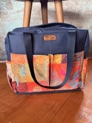 Mandala Desenli Lacivert Seyahat Çantası (Su Geçirmez Kumaş, Bol Cepli, Uzun ve Kısa Asklı) (33*30 cm)